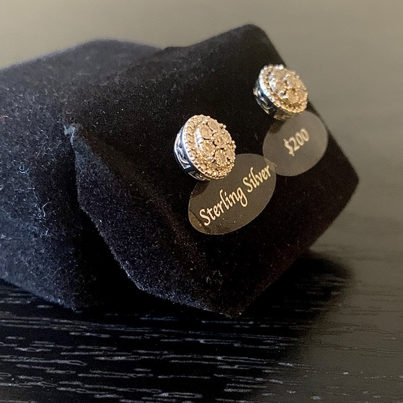 NWT Macy’s Diamond Cluster Stud Earrings (1/10 ct) - Picture 6 of 7